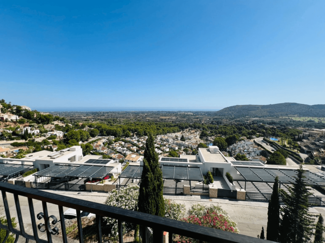 Single-family chalet with sea views and great potential in Residential La Sella Golf Resort, Pedreguer, Costa Blanca.